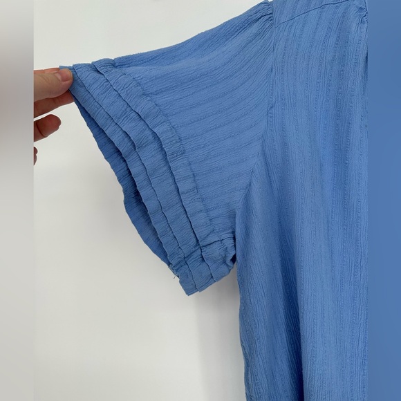 Well Worn Blue Textured Blouse Size L Ruffle Sleeve V-Neck Lightweight - Picture 4 of 9